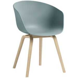 HAY Světle modrá plastová židle AAC 22 s dubovou podnoží