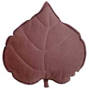 Moi Mili Tmavě růžový polštář ve tvaru listu Leaf 39 cm