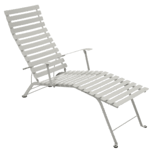 Světle šedé kovové lehátko Fermob Bistro